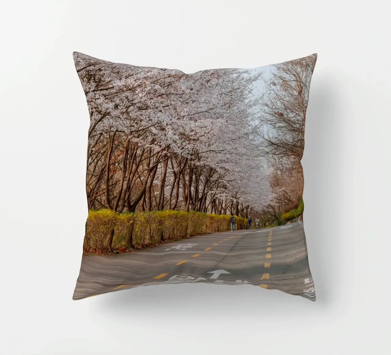 I ciliegi in fiore del Parco Haneul a Seul, Corea del Sud cuscino da mbgraphx2