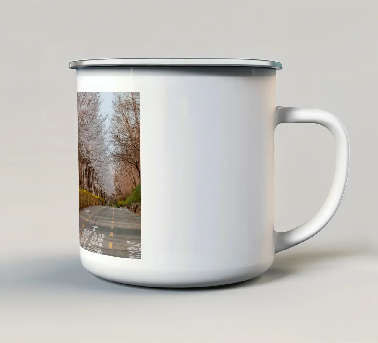 I ciliegi in fiore del Parco Haneul a Seul, Corea del Sud tazza in smalto da mbgraphx2