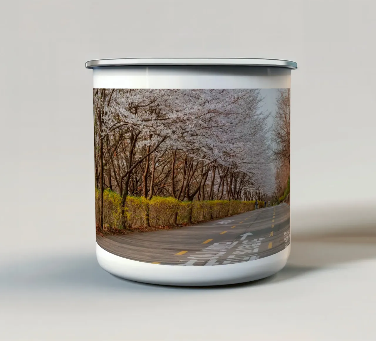 I ciliegi in fiore del Parco Haneul a Seul, Corea del Sud tazza in smalto da mbgraphx2