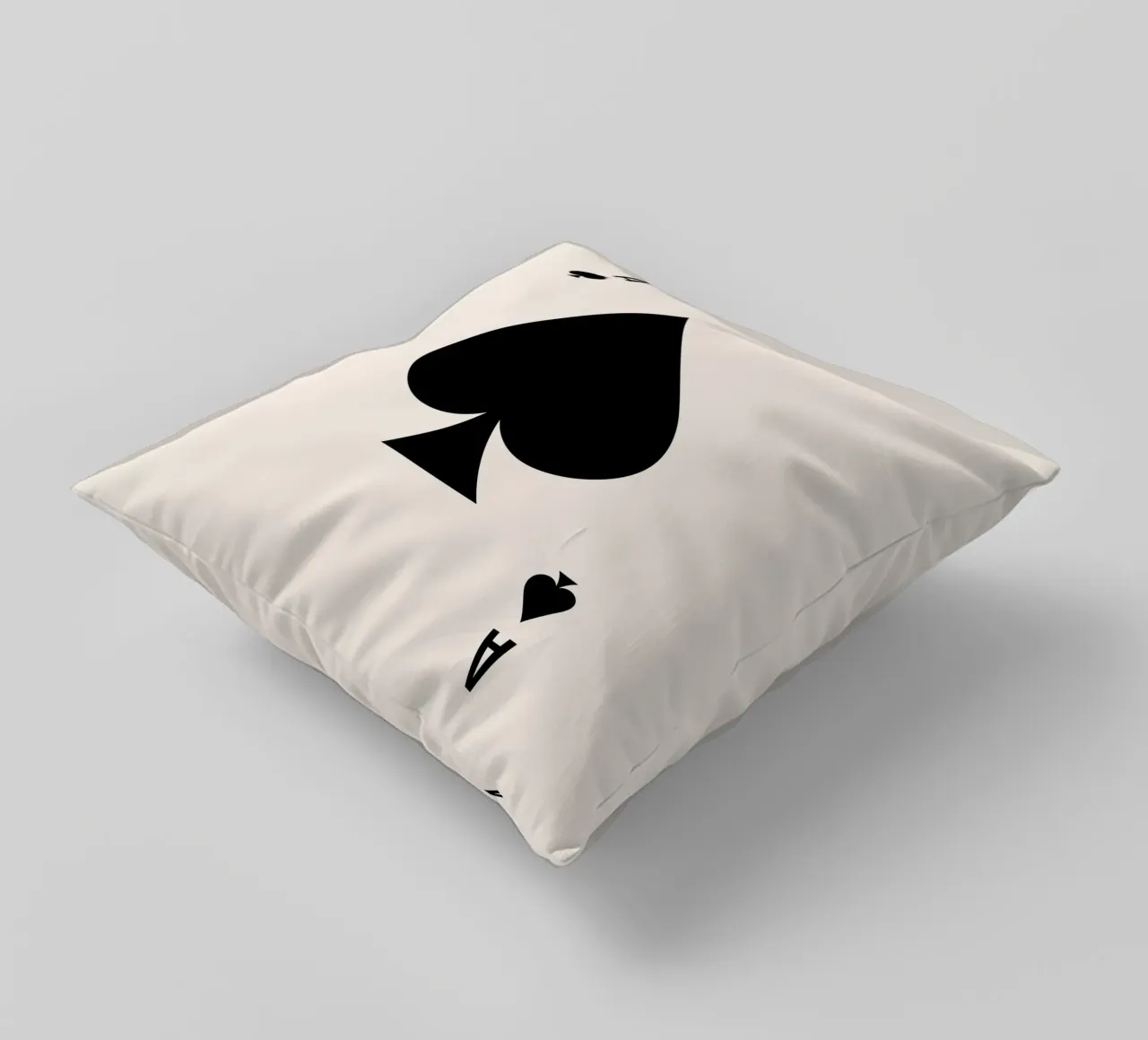 Asso di picche (tonalità beige e nera) cuscino da Paigaam Studio