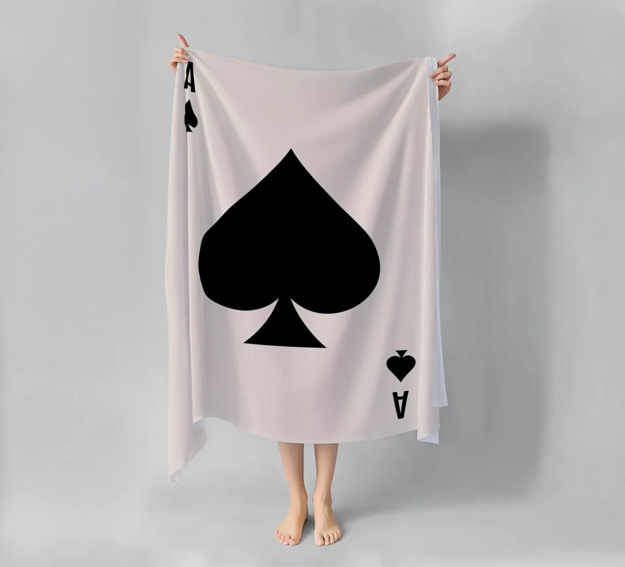 Asso di picche (tonalità beige e nera) telo mare da Paigaam Studio