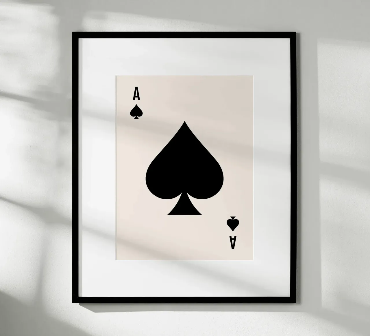 Asso di picche (tonalità beige e nera) poster con telaio in legno da Paigaam Studio