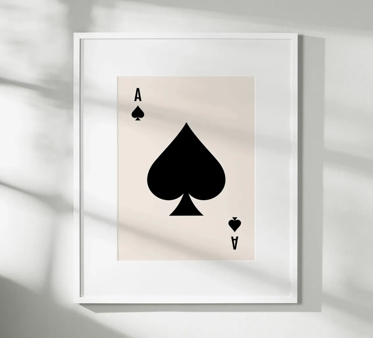 Asso di picche (tonalità beige e nera) poster con telaio in legno da Paigaam Studio
