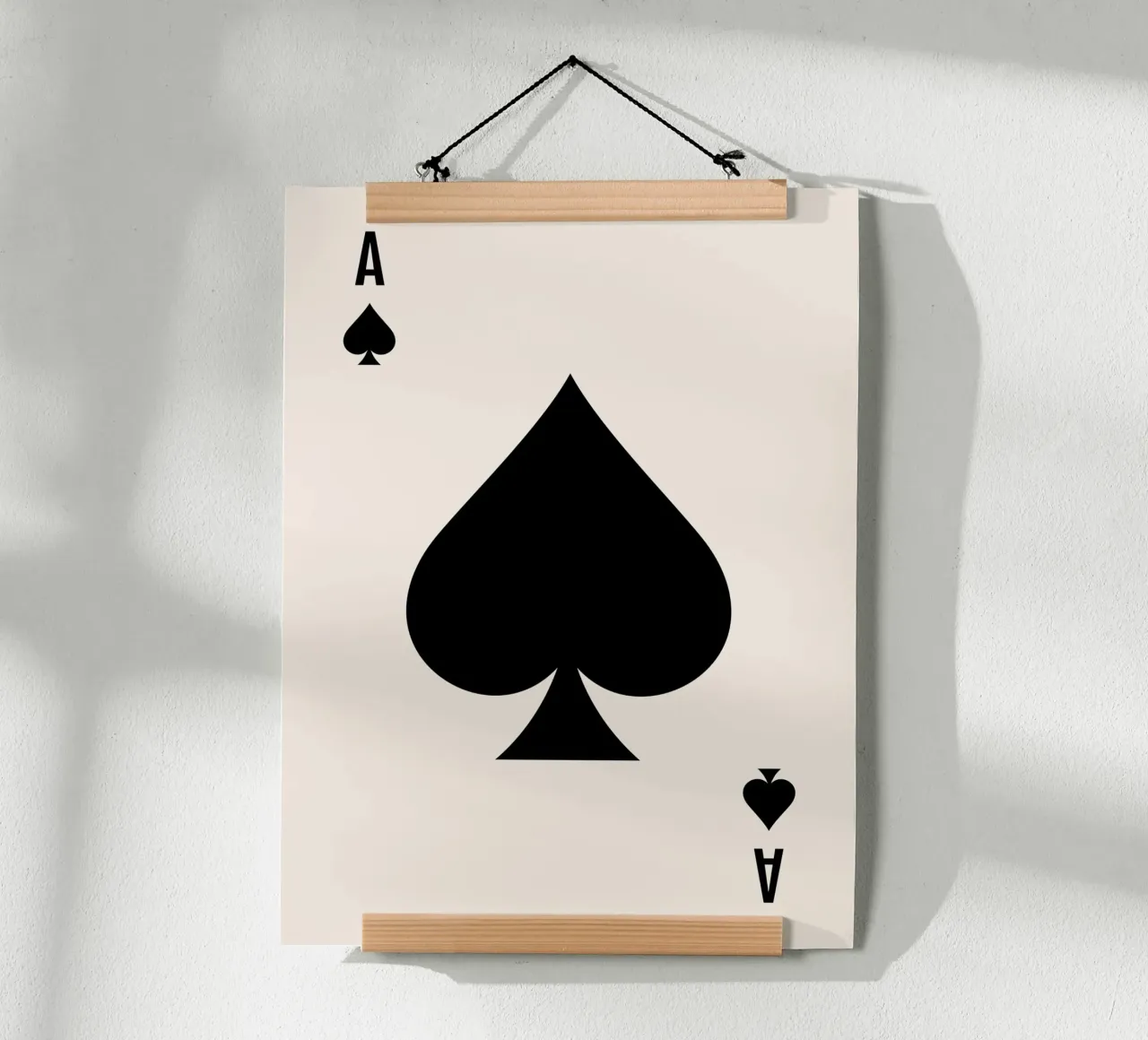 Asso di picche (tonalità beige e nera) poster con telaio in legno da Paigaam Studio