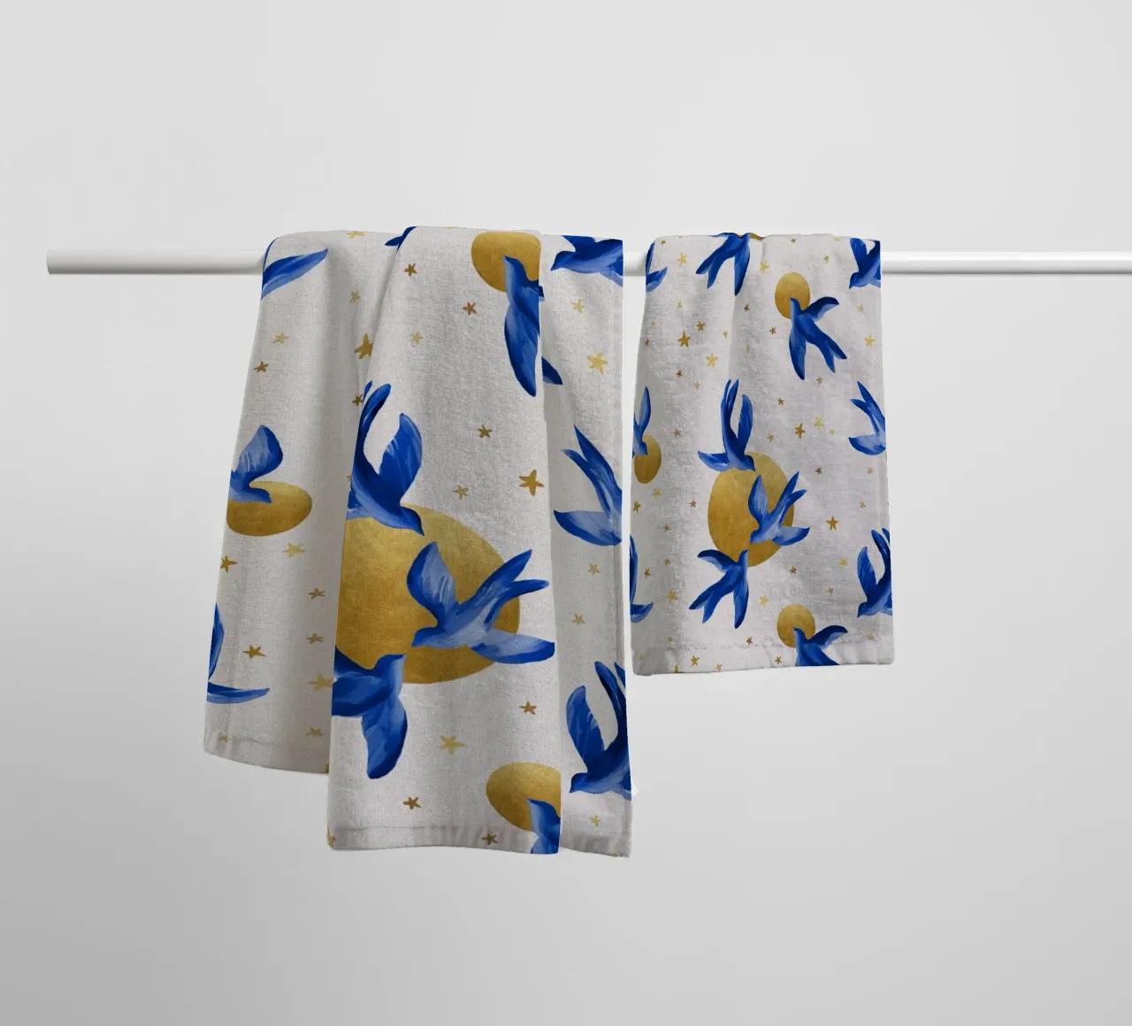 Uccelli blu asciugamano da bagno da Orara Studio