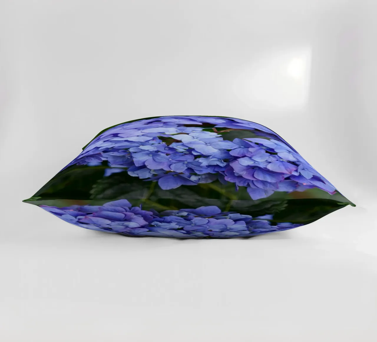 Serenity in Bloom cuscino da somewhere.soul.escape