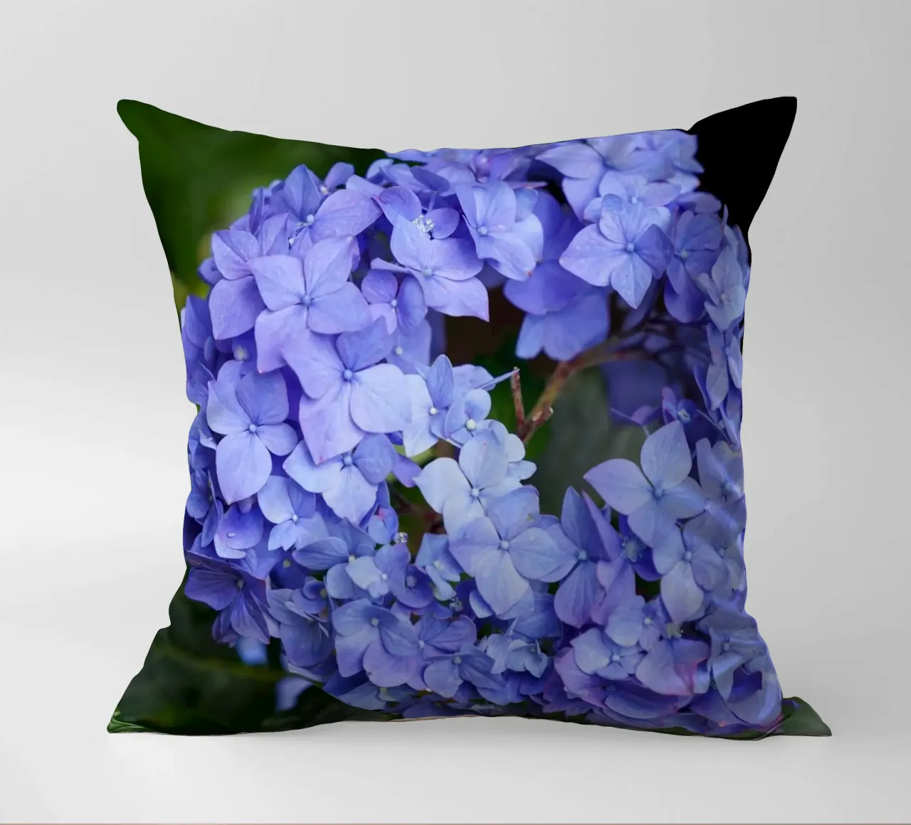 Serenity in Bloom cuscino da somewhere.soul.escape