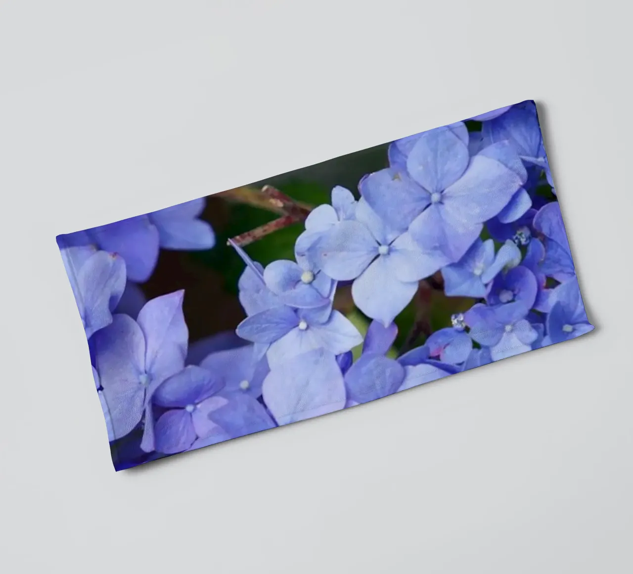 Serenity in Bloom asciugamano da bagno da somewhere.soul.escape