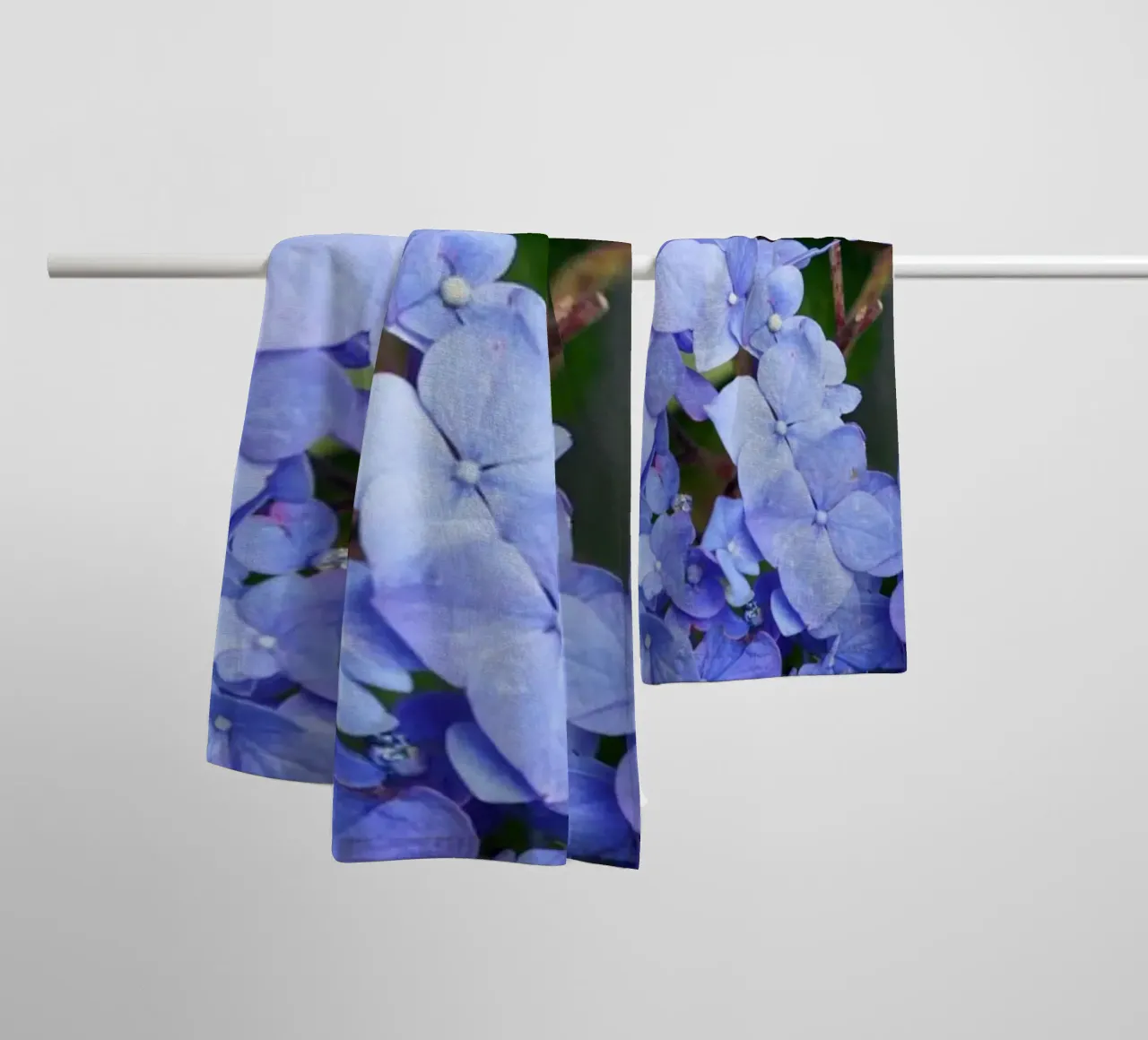 Serenity in Bloom asciugamano da bagno da somewhere.soul.escape