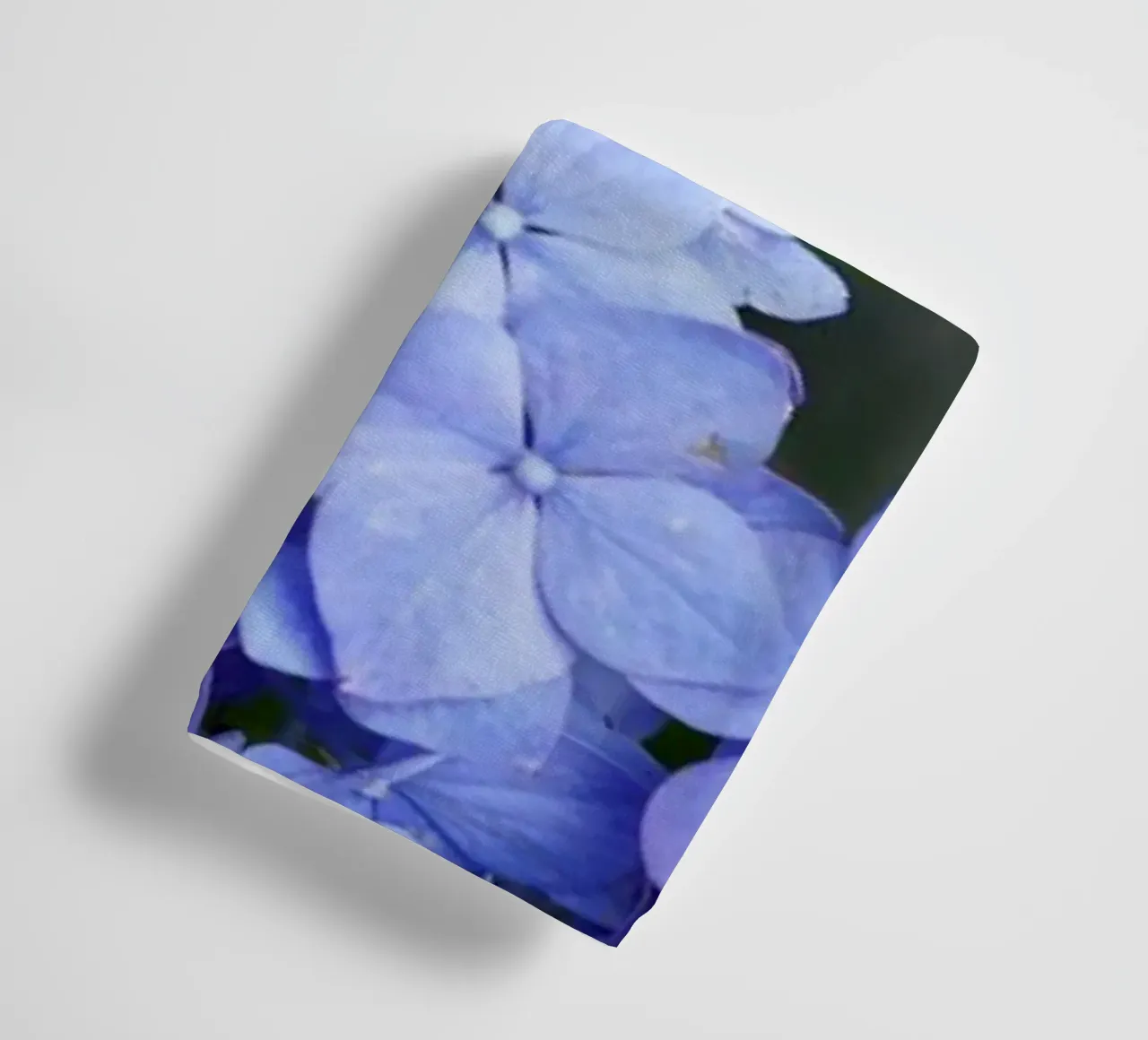 Serenity in Bloom asciugamano da bagno da somewhere.soul.escape