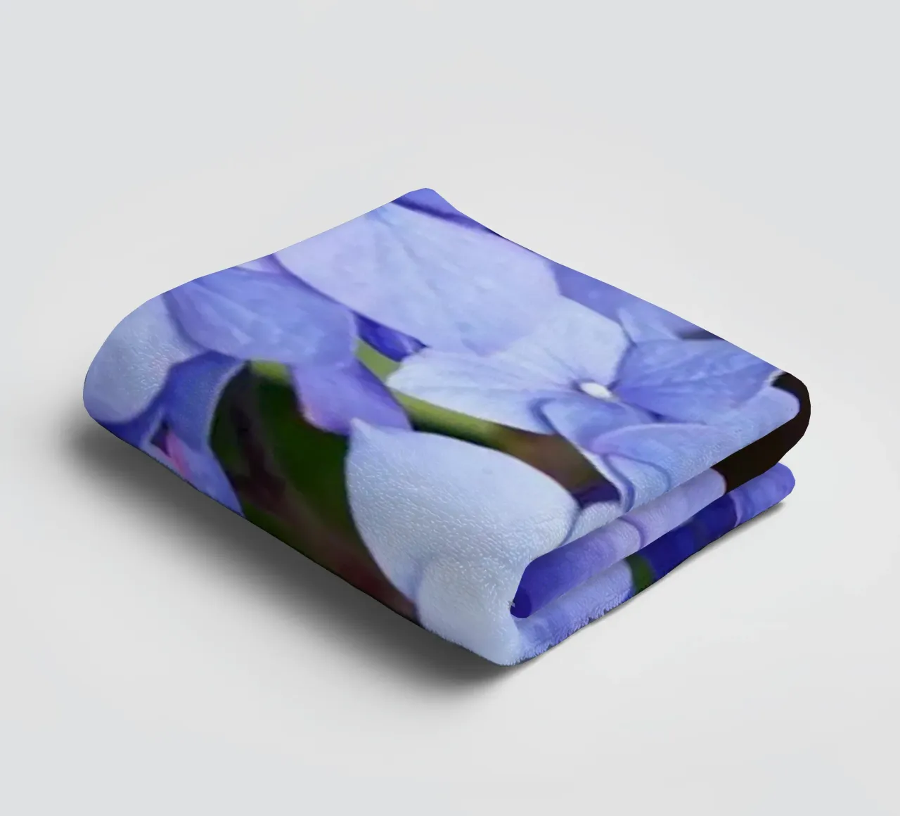 Serenity in Bloom asciugamano da bagno da somewhere.soul.escape