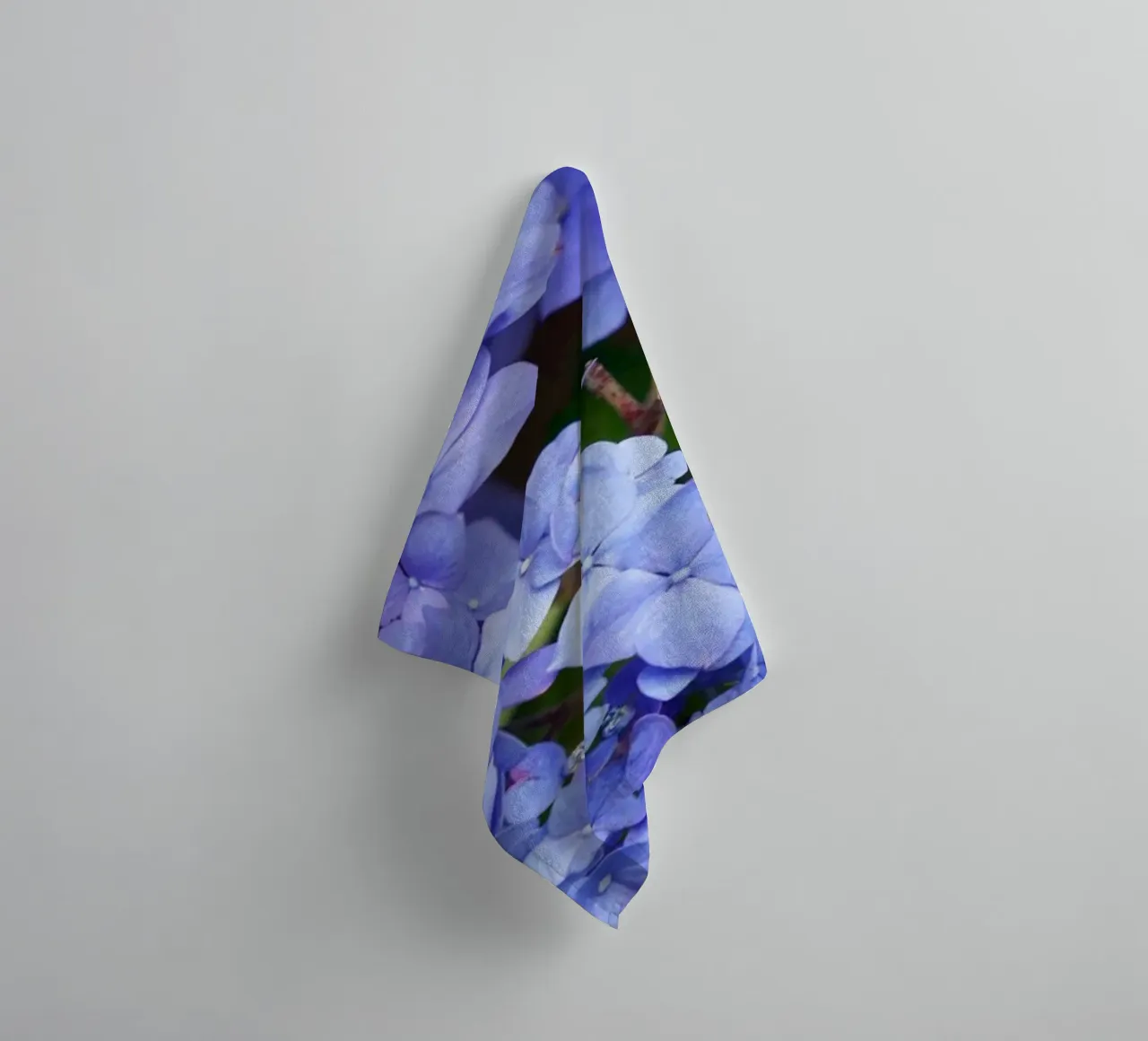 Serenity in Bloom asciugamano da bagno da somewhere.soul.escape