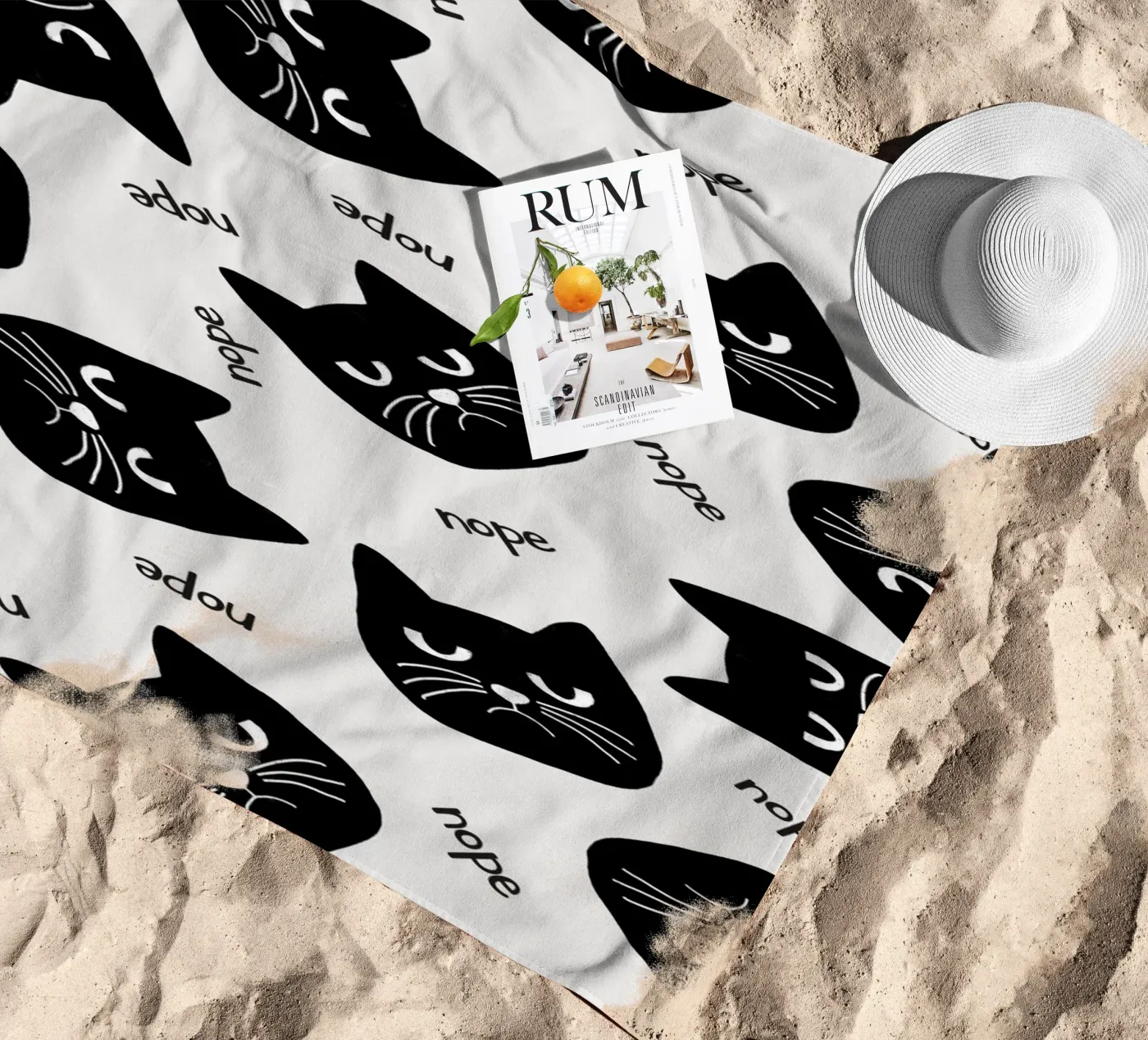Knorrige kat strandhanddoek van Orara Studio