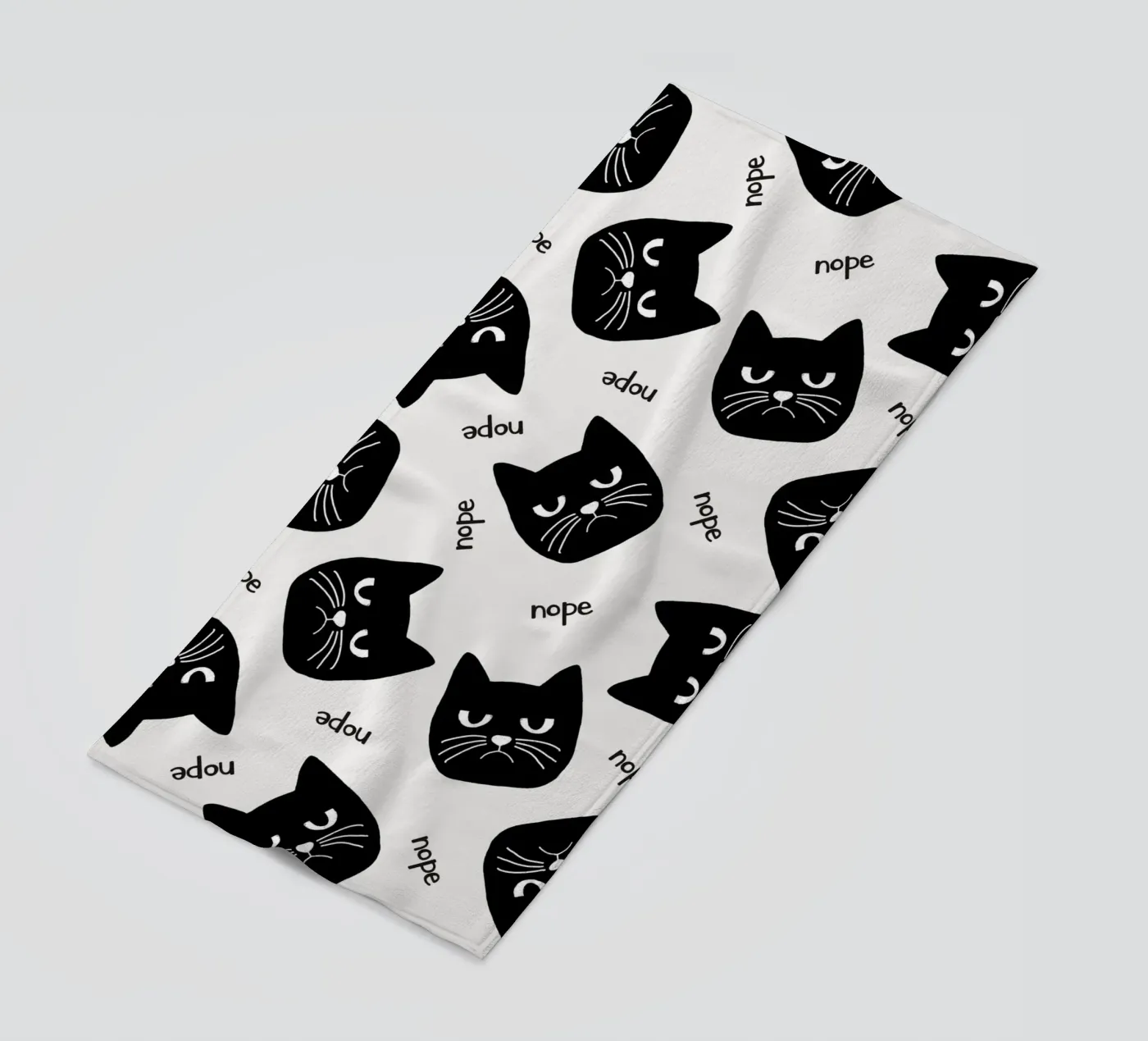 Grumpy Cat Strandtuch von Orara Studio