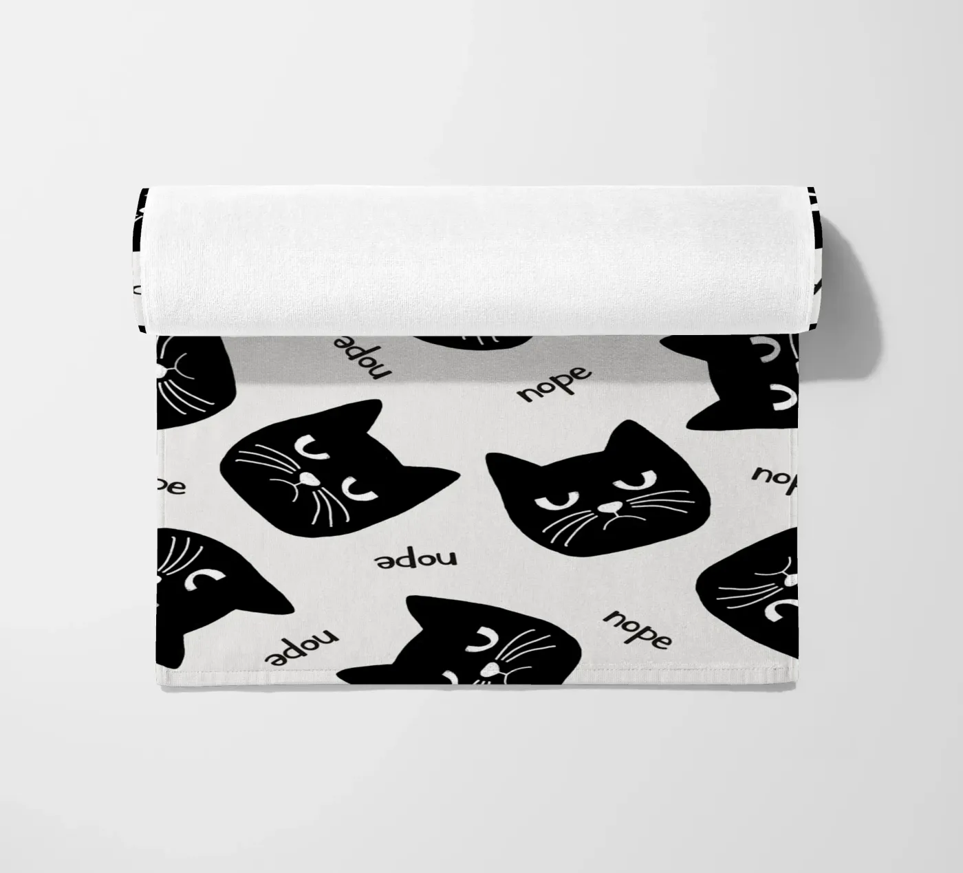 Grumpy Cat Strandtuch von Orara Studio