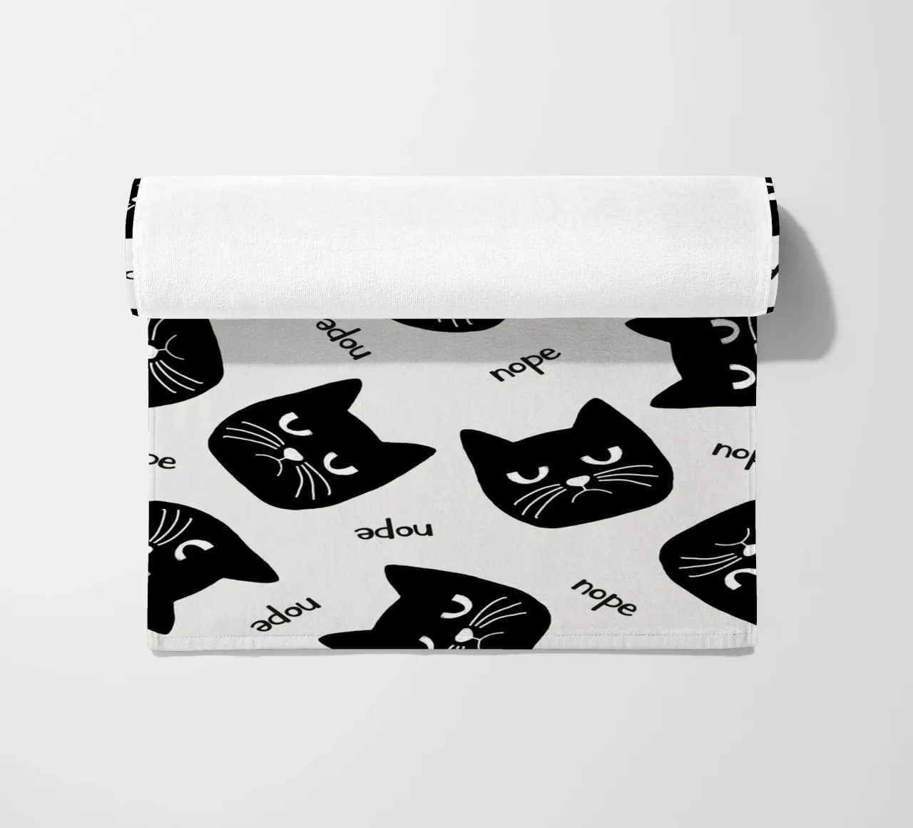 Grumpy Cat Strandtuch von Orara Studio