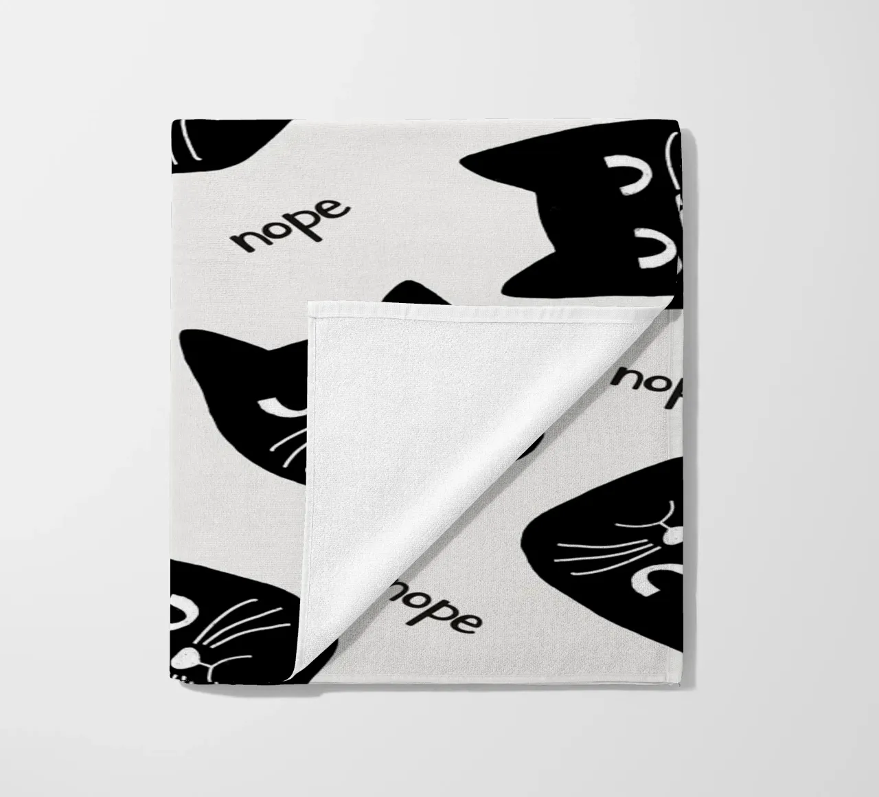 Grumpy Cat Strandtuch von Orara Studio