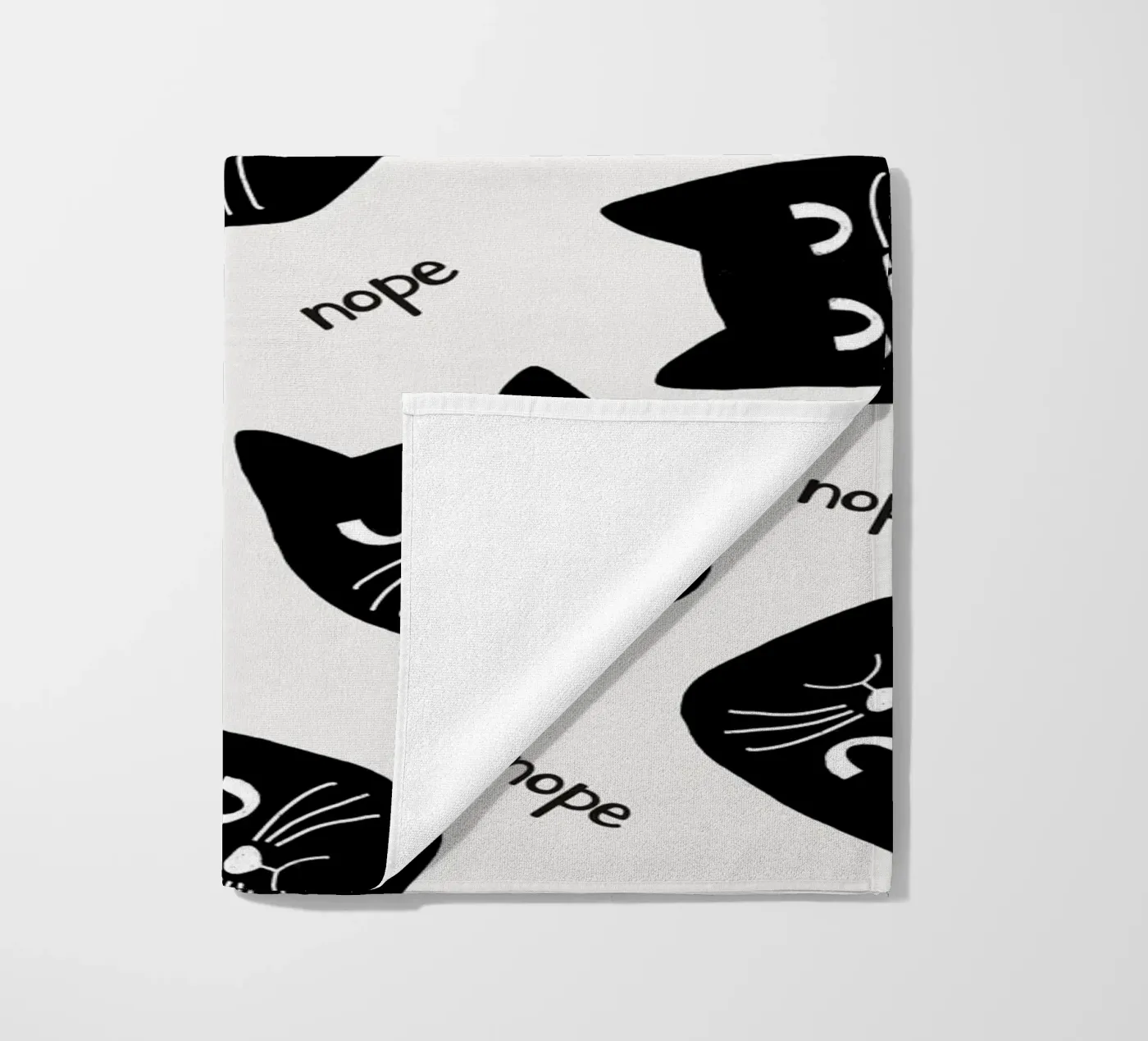 Grumpy Cat Strandtuch von Orara Studio