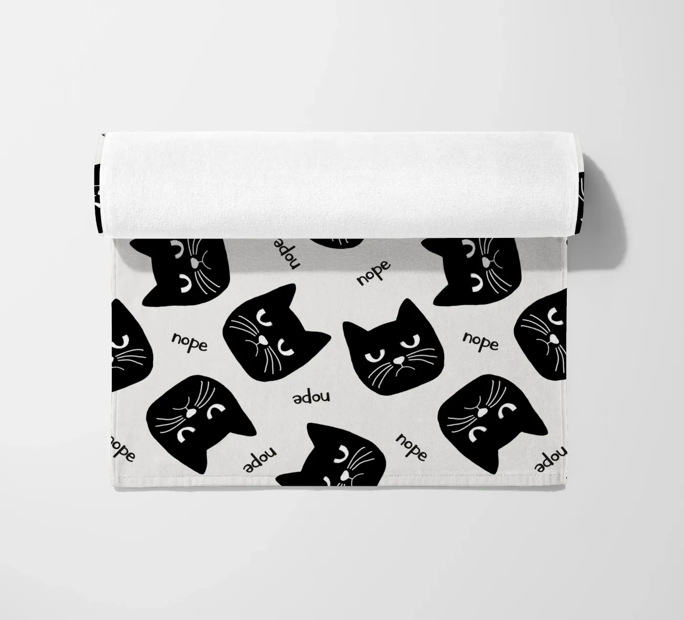 Grumpy Cat Strandtuch von Orara Studio