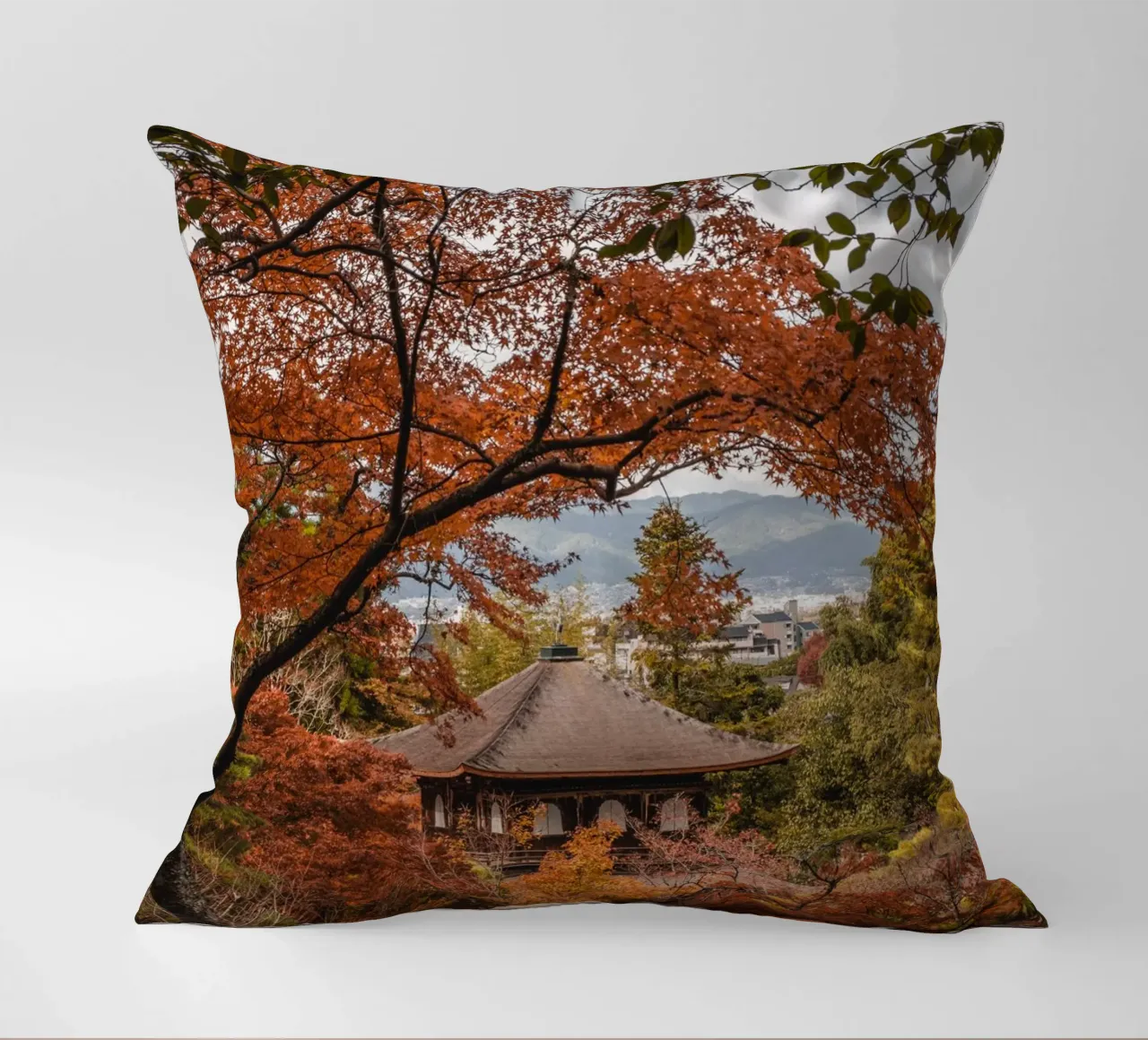 Tempio d'autunno a Kyoto, Giappone cuscino da Marcel Bisig