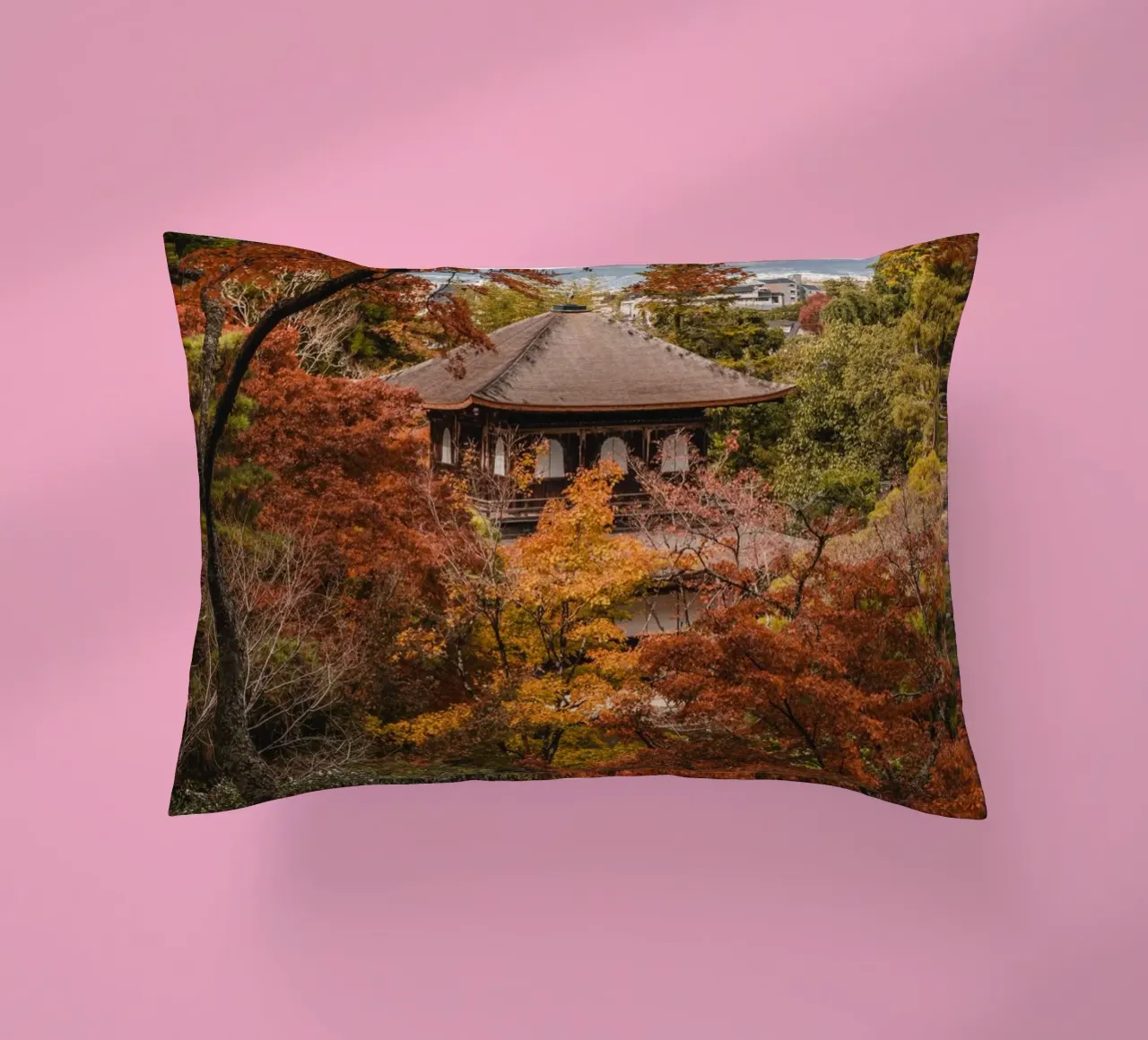 Tempio d'autunno a Kyoto, Giappone cuscino da Marcel Bisig