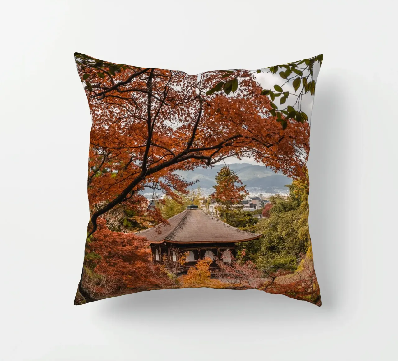 Tempio d'autunno a Kyoto, Giappone cuscino da Marcel Bisig