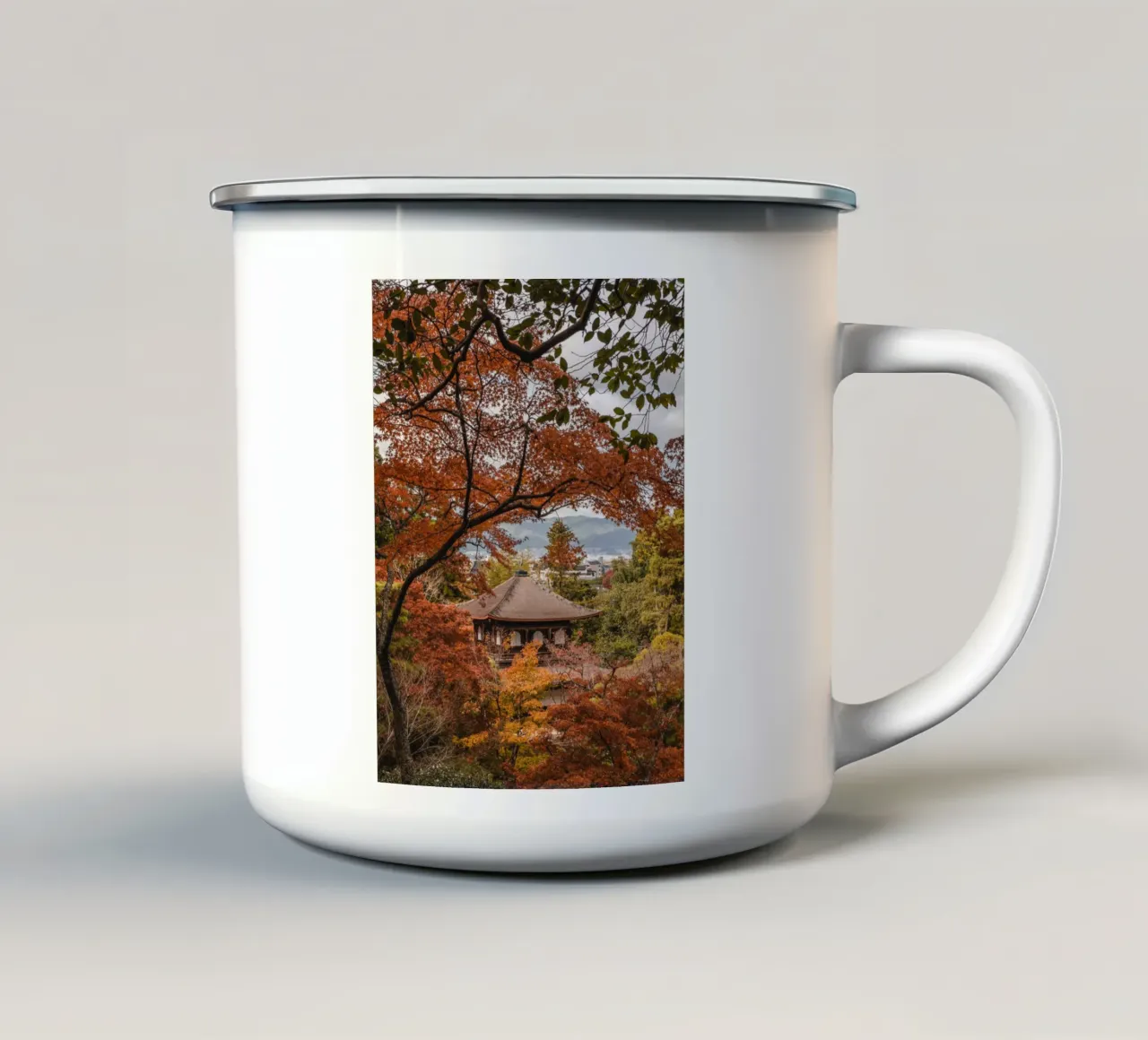 Tempio d'autunno a Kyoto, Giappone tazza in smalto da Marcel Bisig