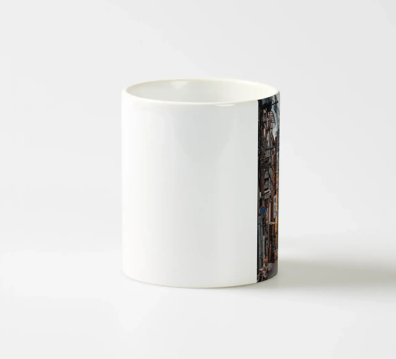 Strada urbana giapponese - Kobe, Giappone tazza in ceramica da Marcel Bisig