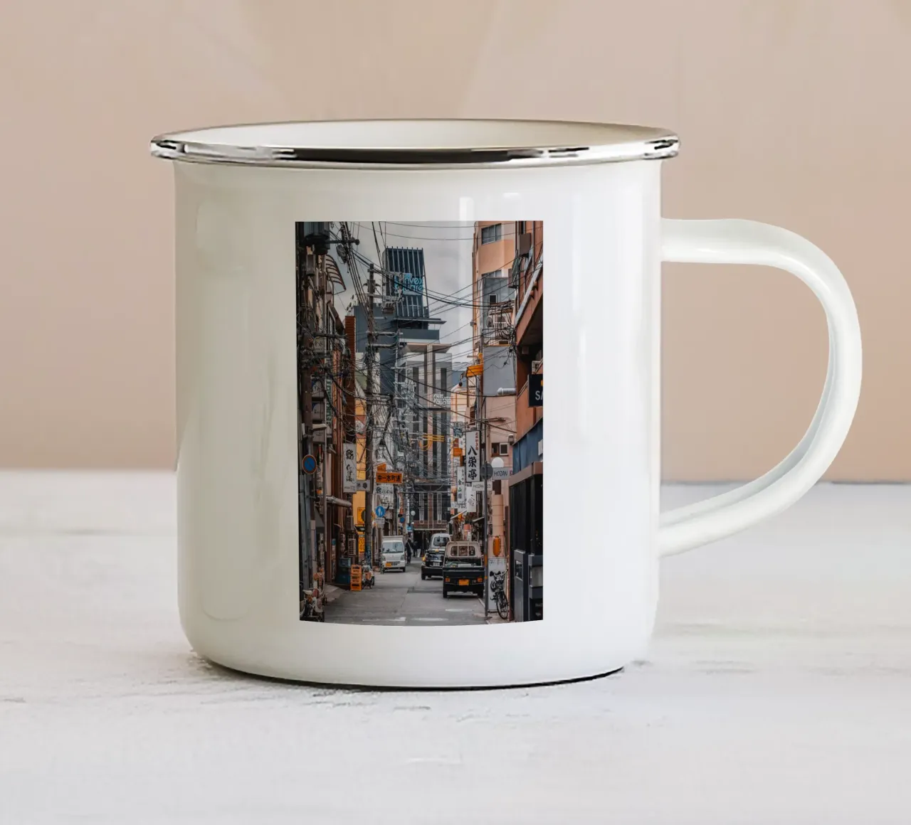 Strada urbana giapponese - Kobe, Giappone tazza in smalto da Marcel Bisig