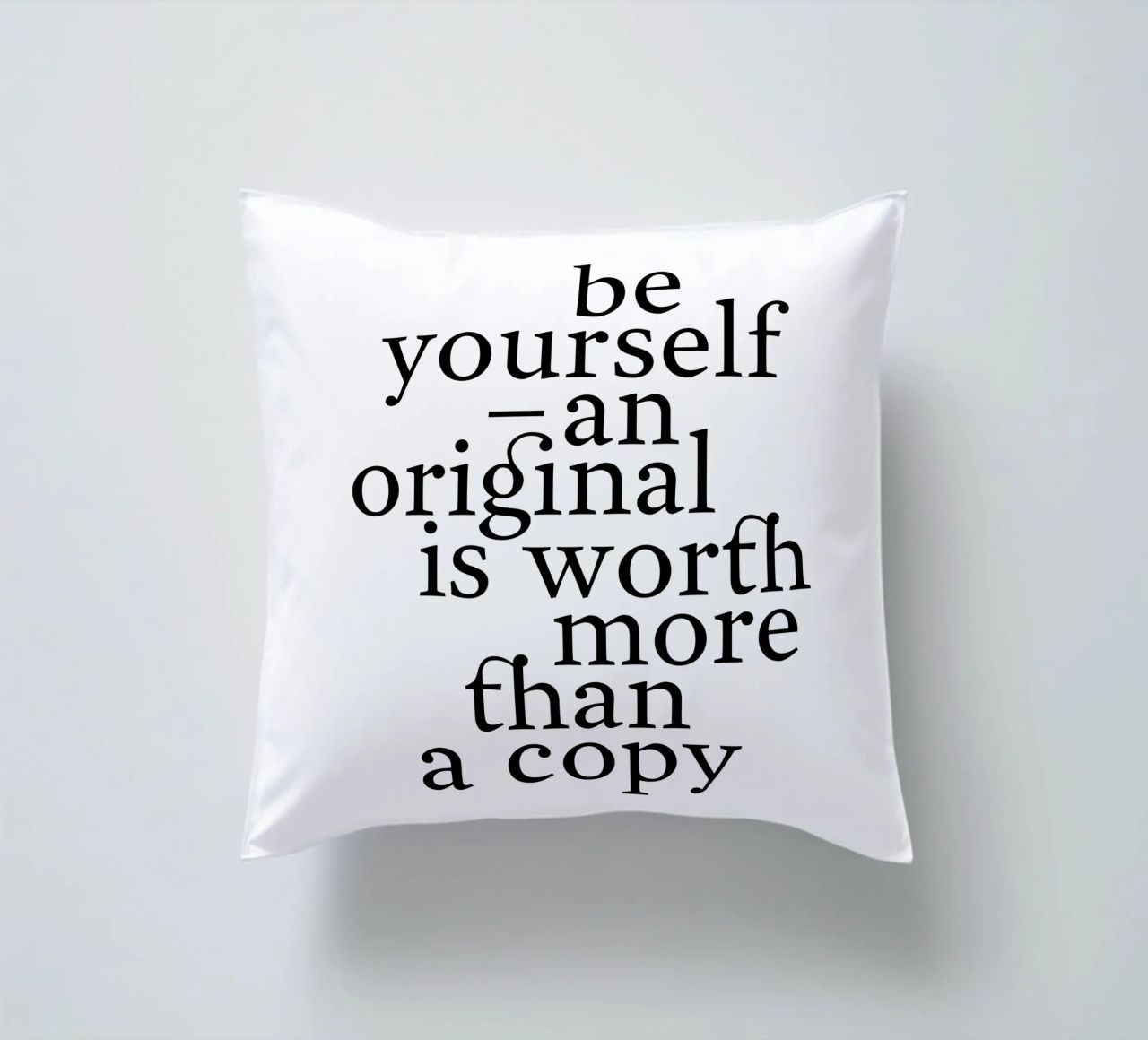 be yourself – an original is worth more than a copy cuscino da The True Type