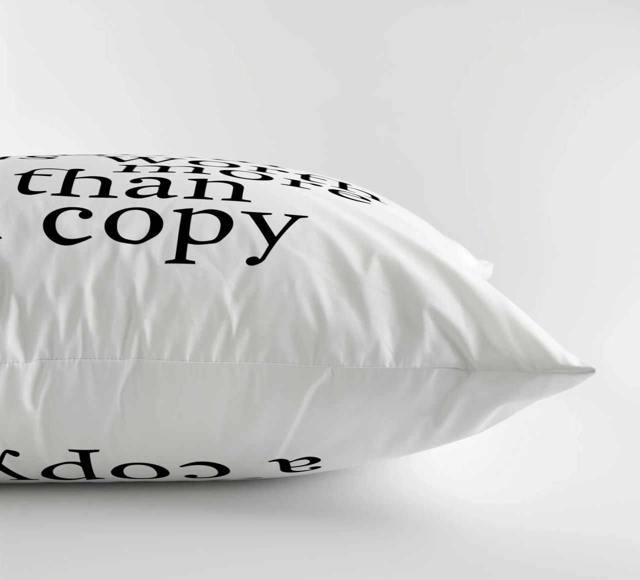 be yourself – an original is worth more than a copy cuscino da The True Type