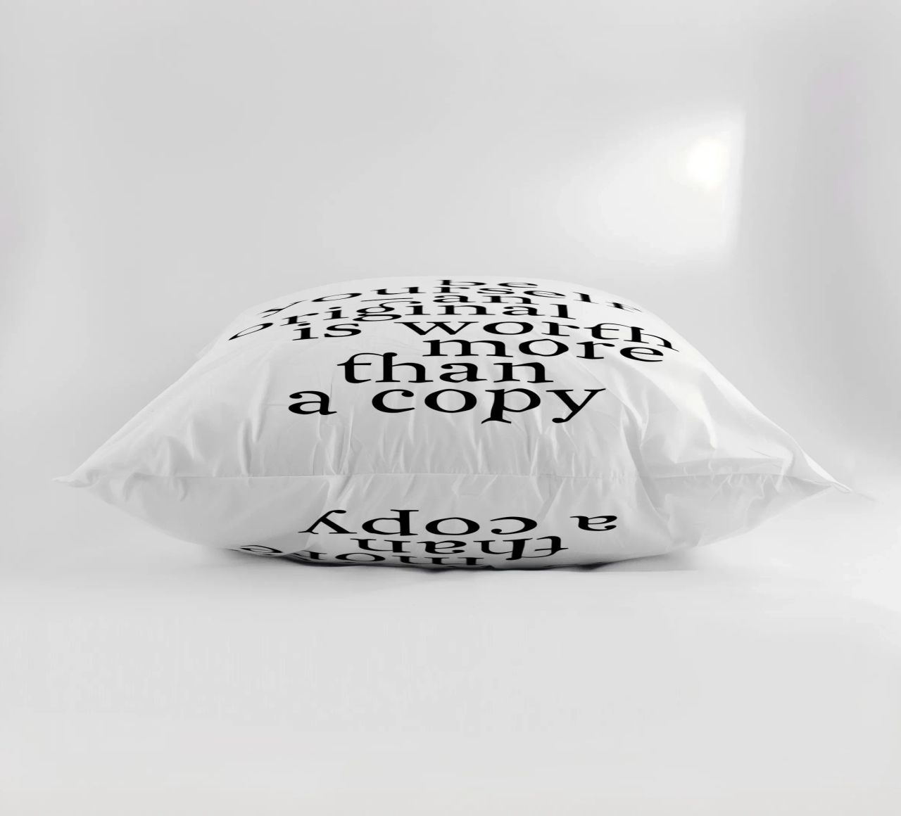 be yourself – an original is worth more than a copy cuscino da The True Type