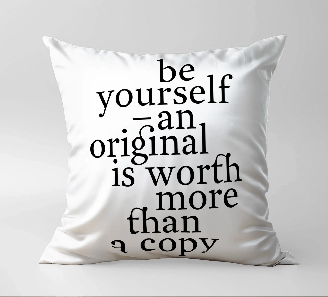 be yourself – an original is worth more than a copy cuscino da The True Type