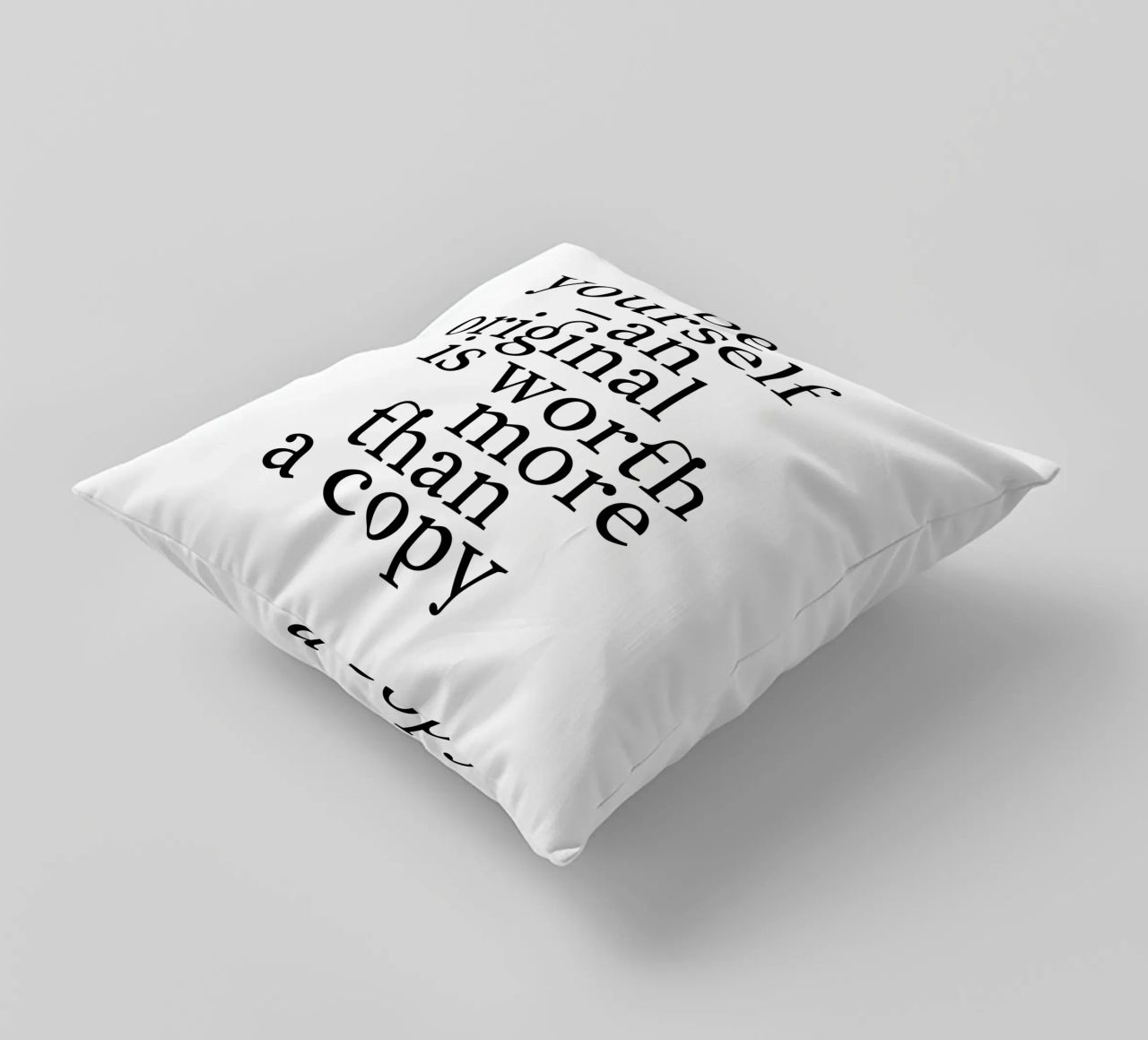 be yourself – an original is worth more than a copy cuscino da The True Type