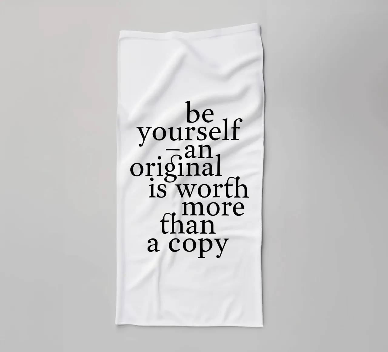 be yourself – an original is worth more than a copy asciugamano da bagno da The True Type