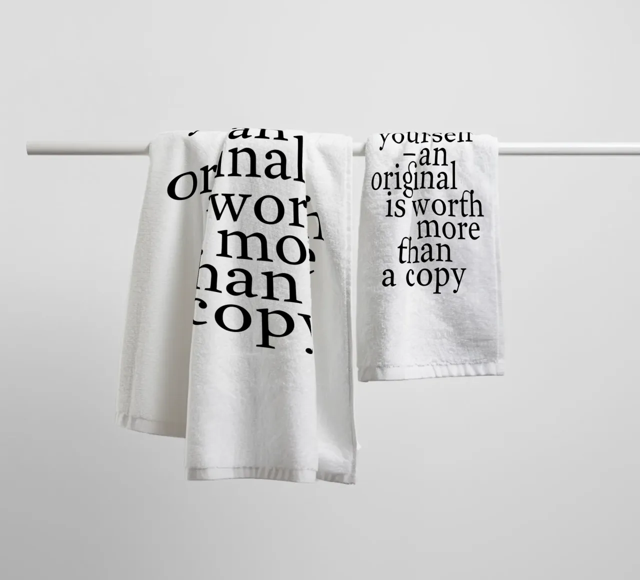 be yourself – an original is worth more than a copy asciugamano da bagno da The True Type