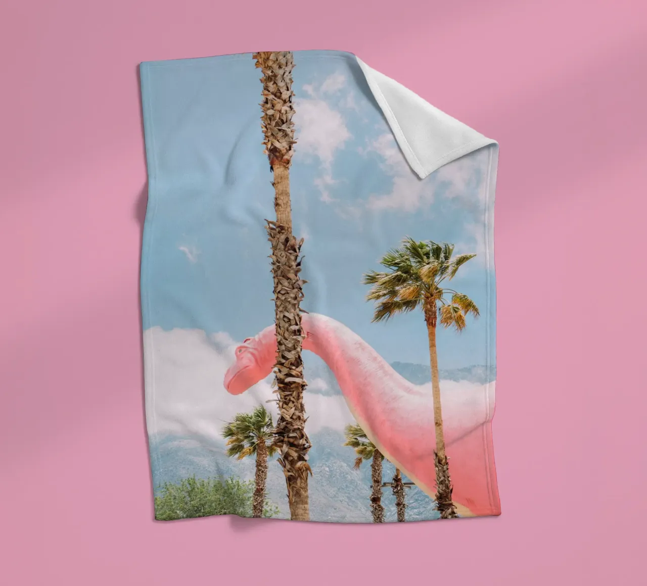 Pink Cabazon Dinosaur coperta in pile da patiphotography