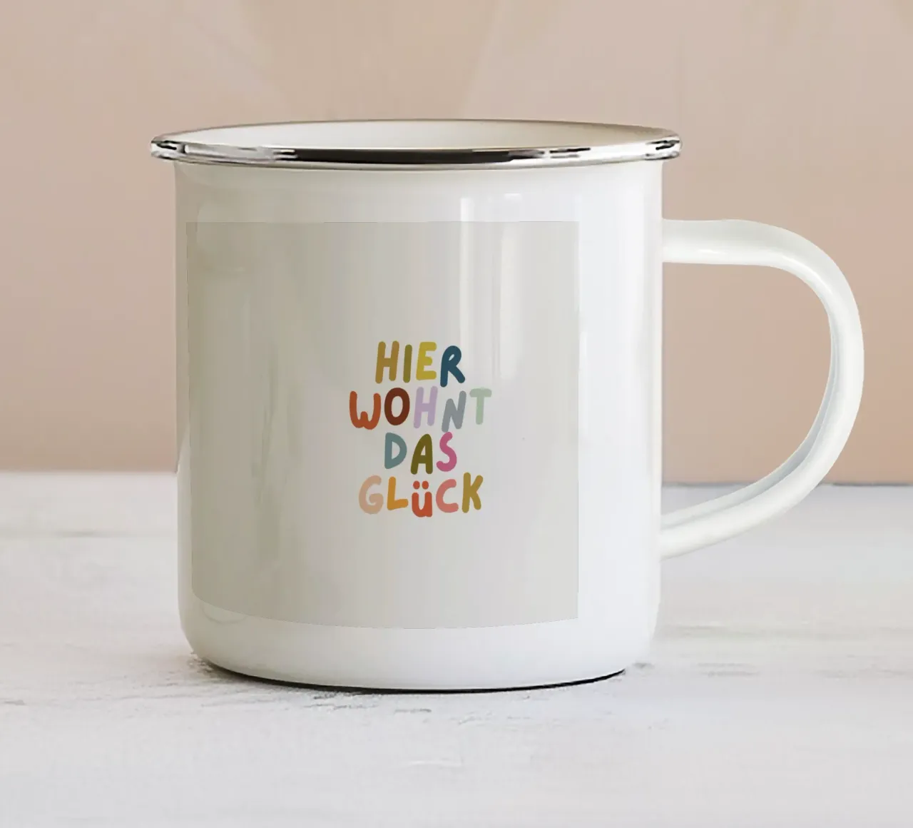 Hier wohnt das Glück tazza in smalto da PurePeachKids