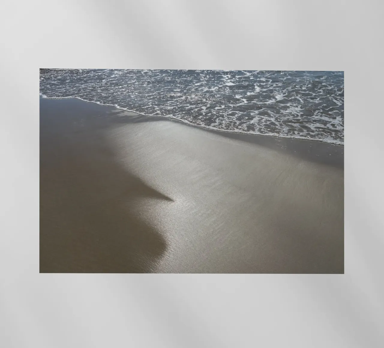 Silberne Reflexionen im nassen Sand Backlit Folie von Adriana Mueller