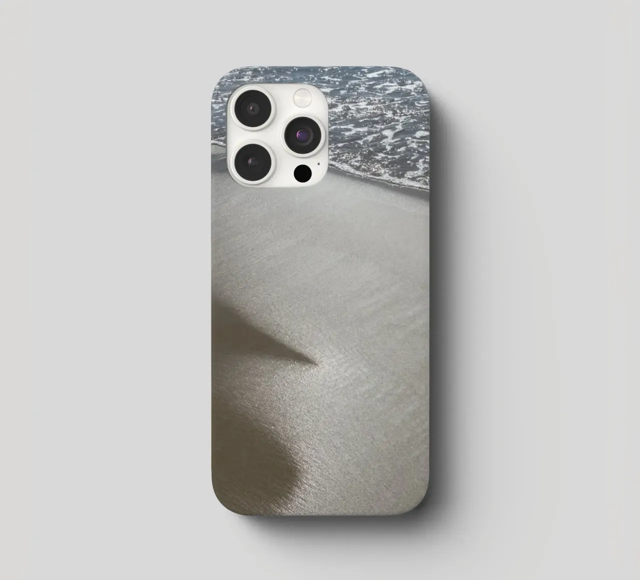 Riflessi d'argento nella sabbia bagnata cover iphone da Adriana Mueller