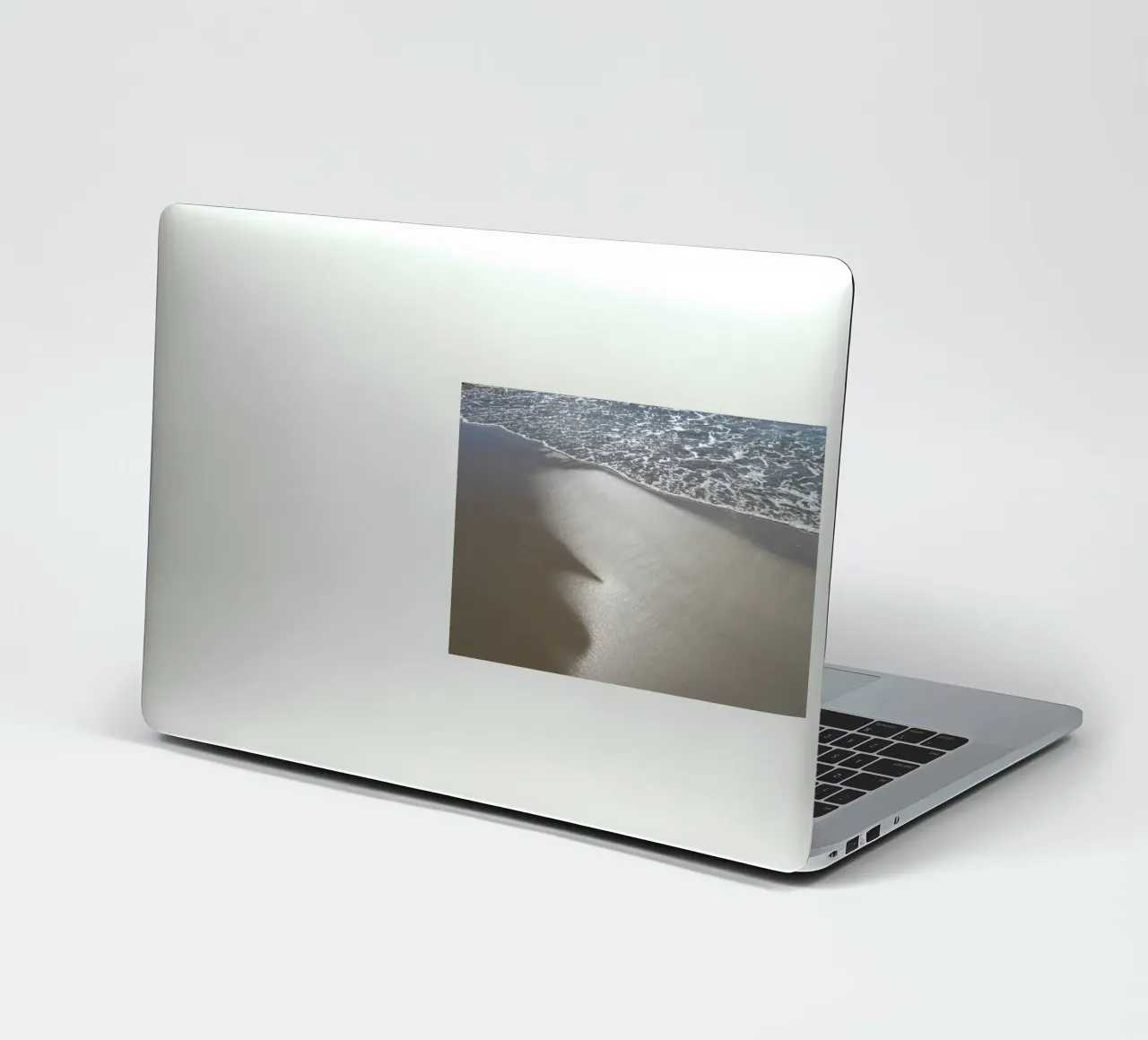 Riflessi d'argento nella sabbia bagnata adesivo da Adriana Mueller