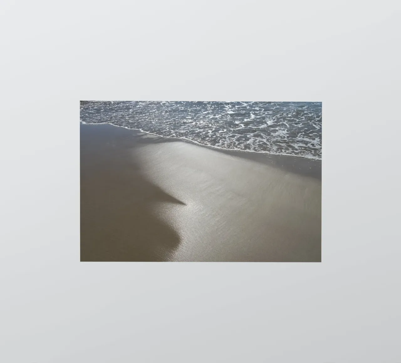 Riflessi d'argento nella sabbia bagnata adesivo da Adriana Mueller