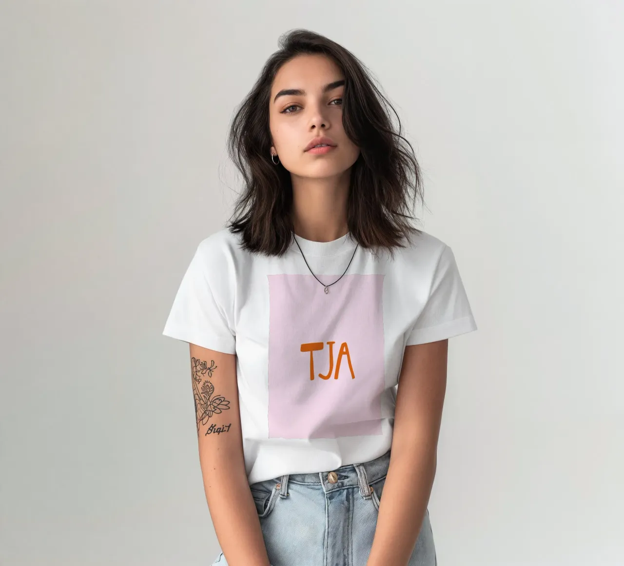 Tja Minimal Typography t-shirt da EverLuvv Studio
