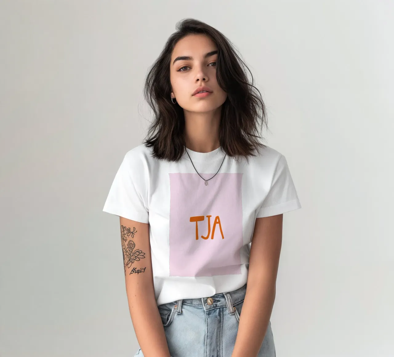 Tja Minimal Typography t-shirt da EverLuvv Studio
