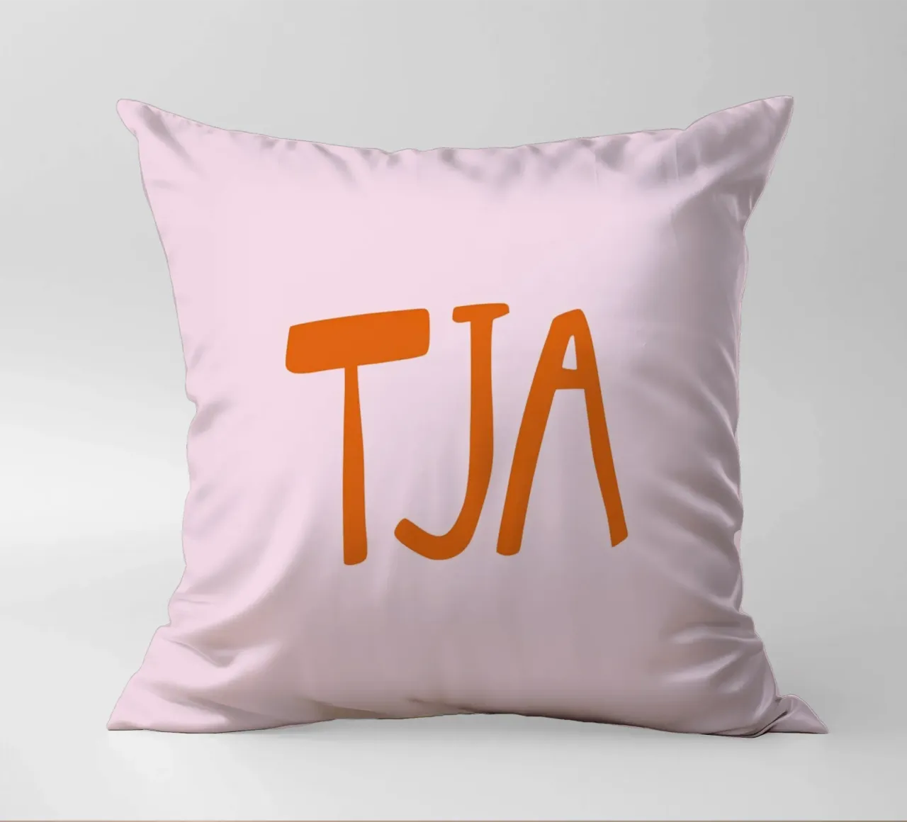 Tja Minimal Typography cuscino da EverLuvv Studio