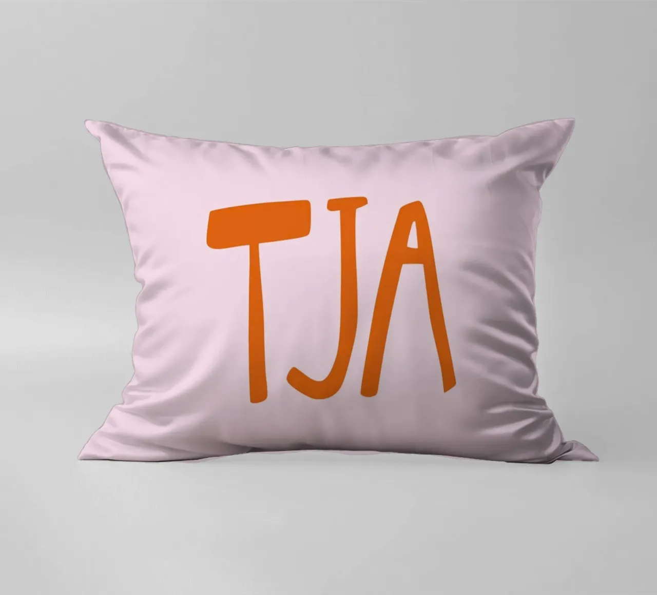 Tja Minimal Typography cuscino da EverLuvv Studio