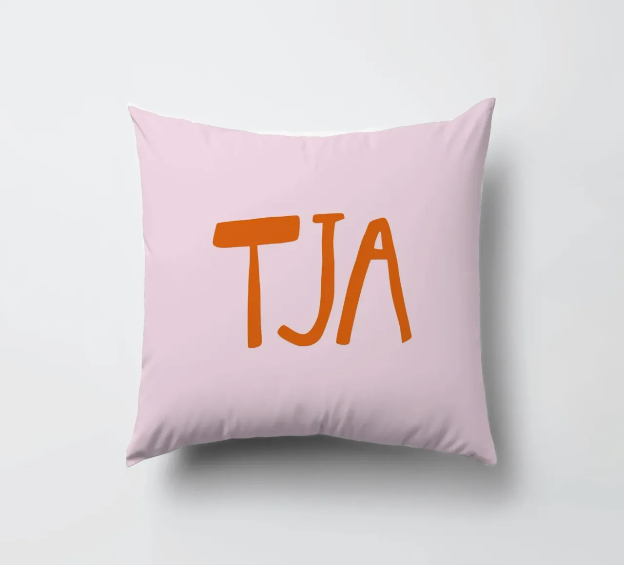 Tja Minimal Typography cuscino da EverLuvv Studio