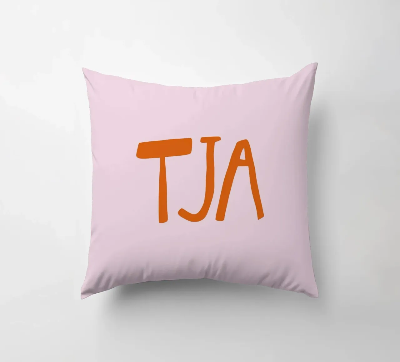 Tja Minimal Typography cuscino da EverLuvv Studio