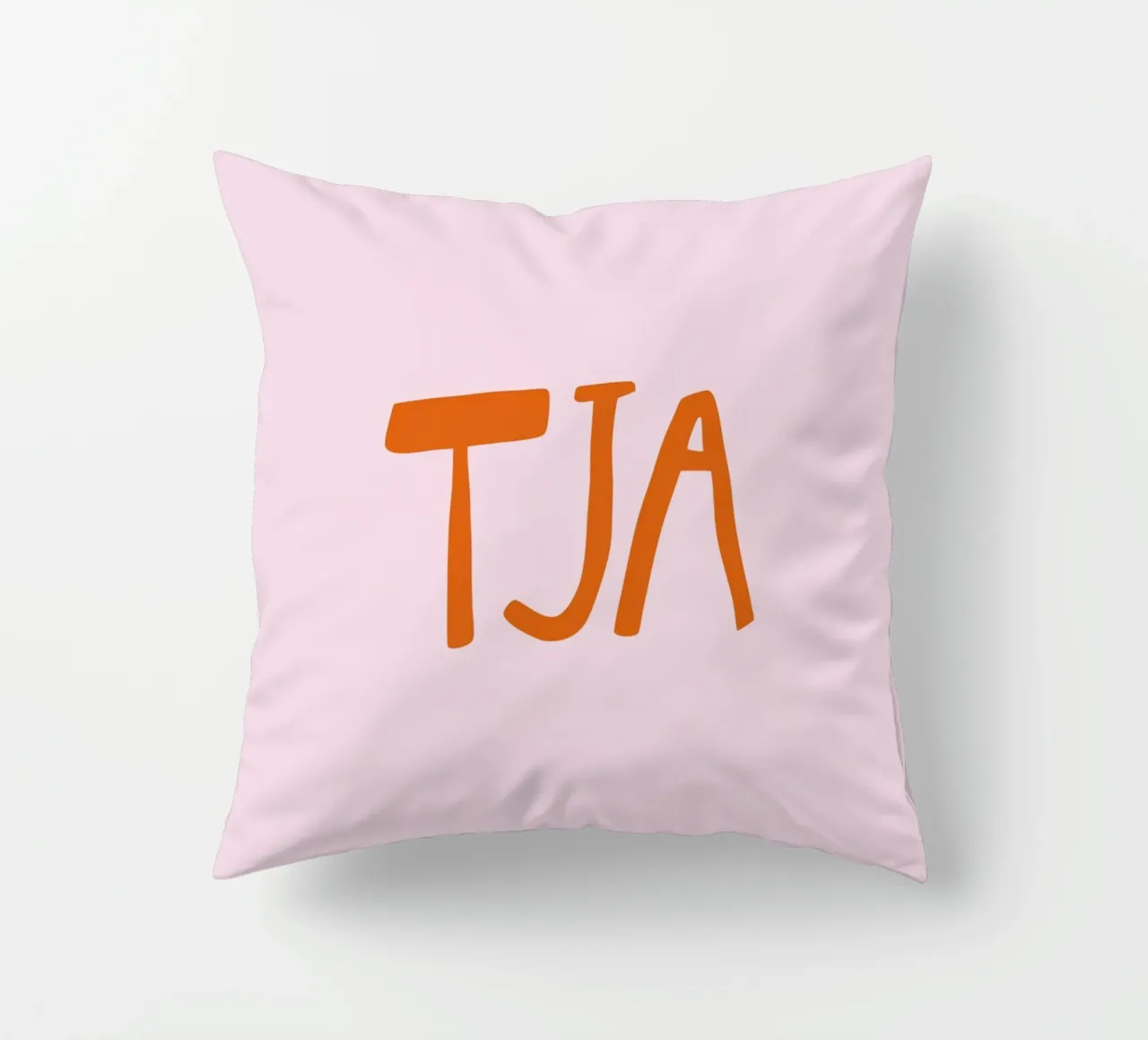 Tja Minimal Typography cuscino da EverLuvv Studio