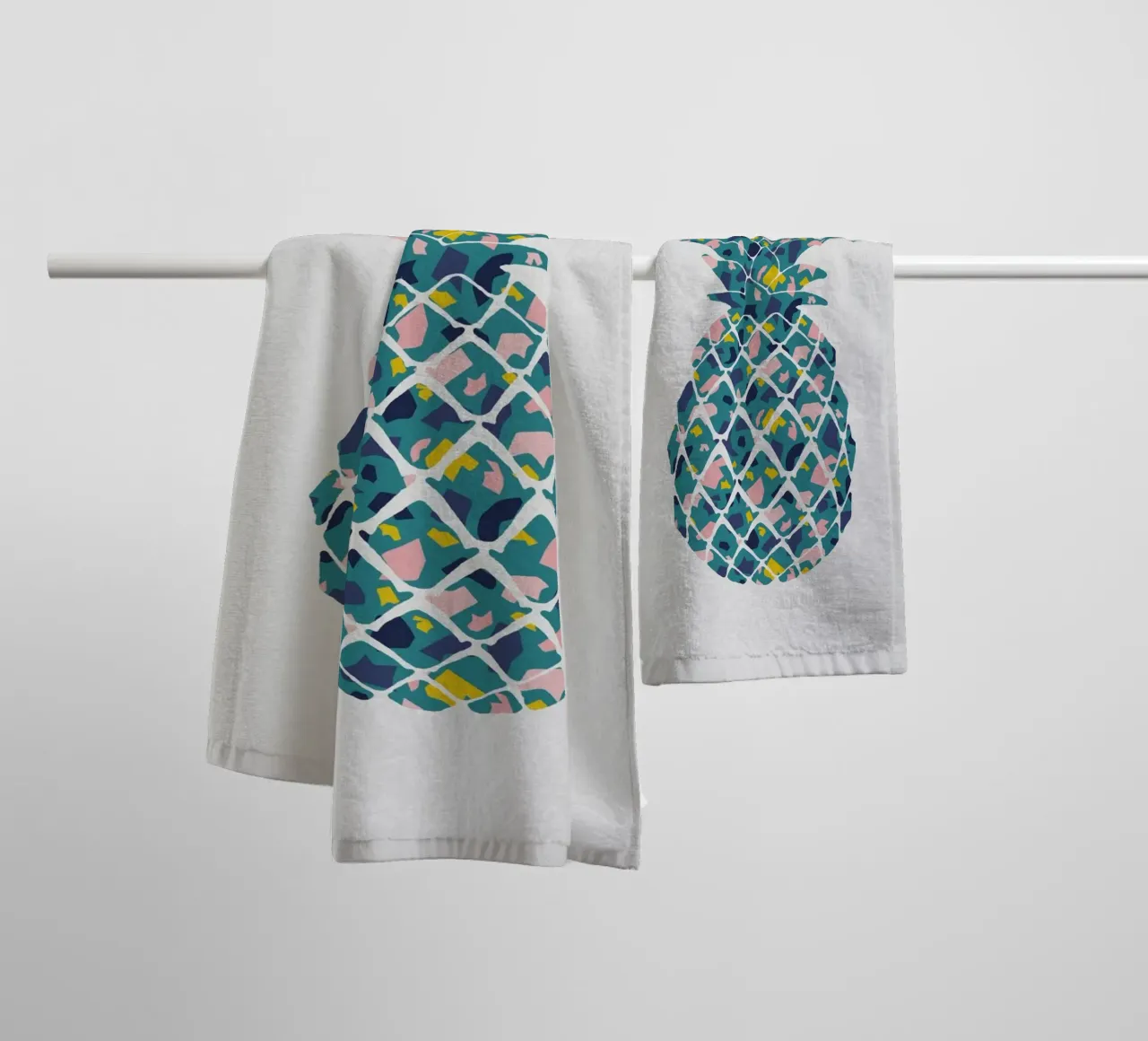 Blaugrüne Ananas Handtuch von Orara Studio